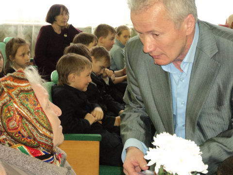 Учащиеся чебоксарской школы №53 возложили цветы к обелиску павших воинов 